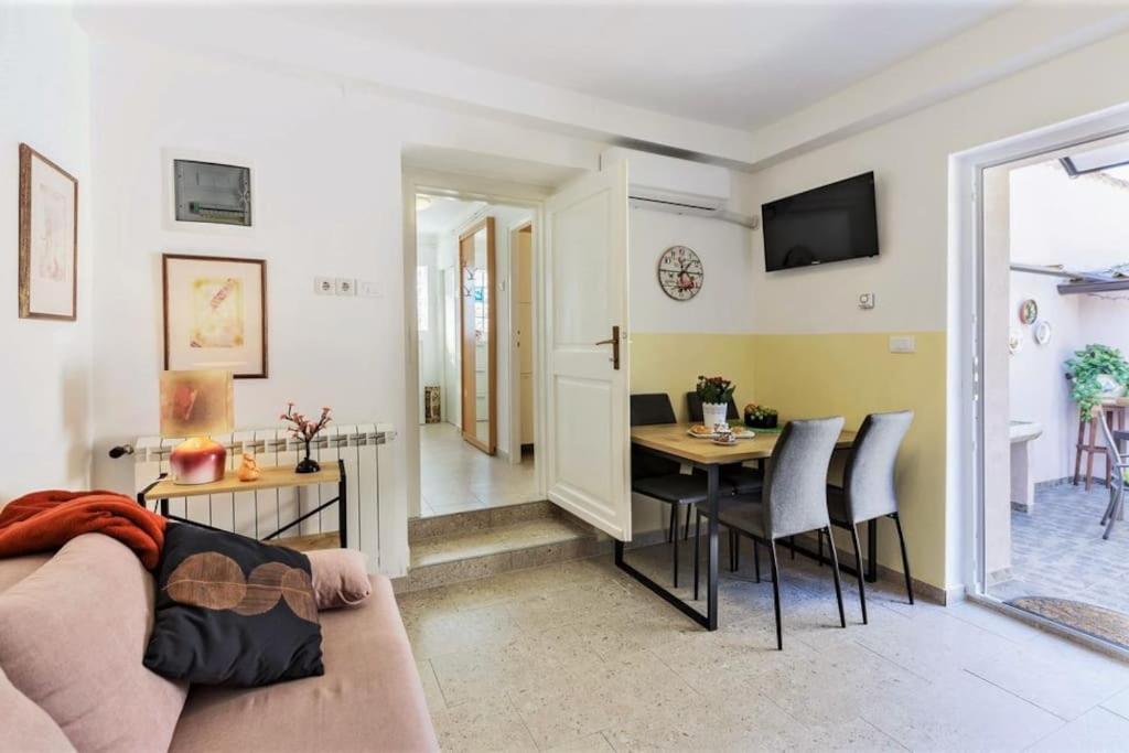 Holiday home Kuca Lilla *
